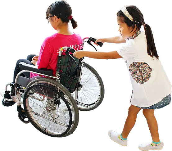 車椅子を押すお手伝いを体験する子どもたち